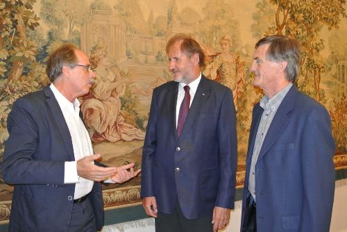 Gianni Torrenti (assessore regionale Cultura), Ernest Hoetzl (direttore d’orchestra, musicologo e docente all’Università di Graz), Federico Rossi (presidente Associazione Mittelfest) – Trieste 20/08/2015